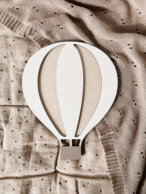 Heißluftballon aus Holz – Wanddeko in Weiß-Birke
