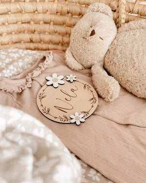 Namenstafel mit Blumen aus Holz in verschiedenen Farben