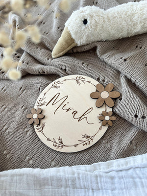 Namenstafel mit Blumen aus Holz in verschiedenen Farben - BohoWildflowerVibes