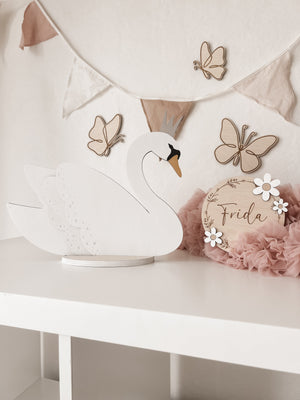 Namenstafel mit Blumen aus Holz in verschiedenen Farben