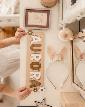 Personalisiertes Steckpuzzle mit Namen und Blumen aus Holz für Kinder ab 3 Jahren mit Gravur