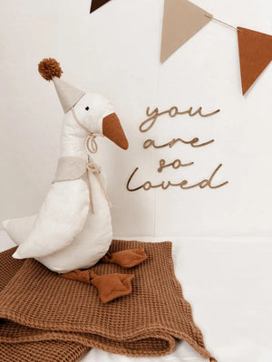 Schriftzug - you are so loved - nussbraun