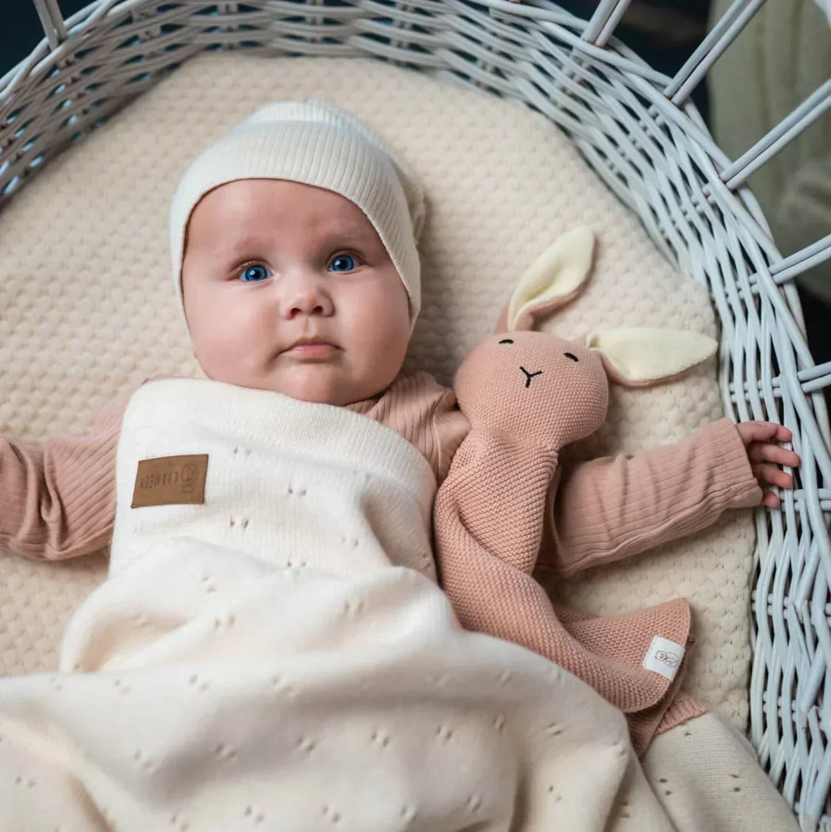 Nachhaltige Babydecke aus Merinowolle von LIAMELY auf einem Babybett