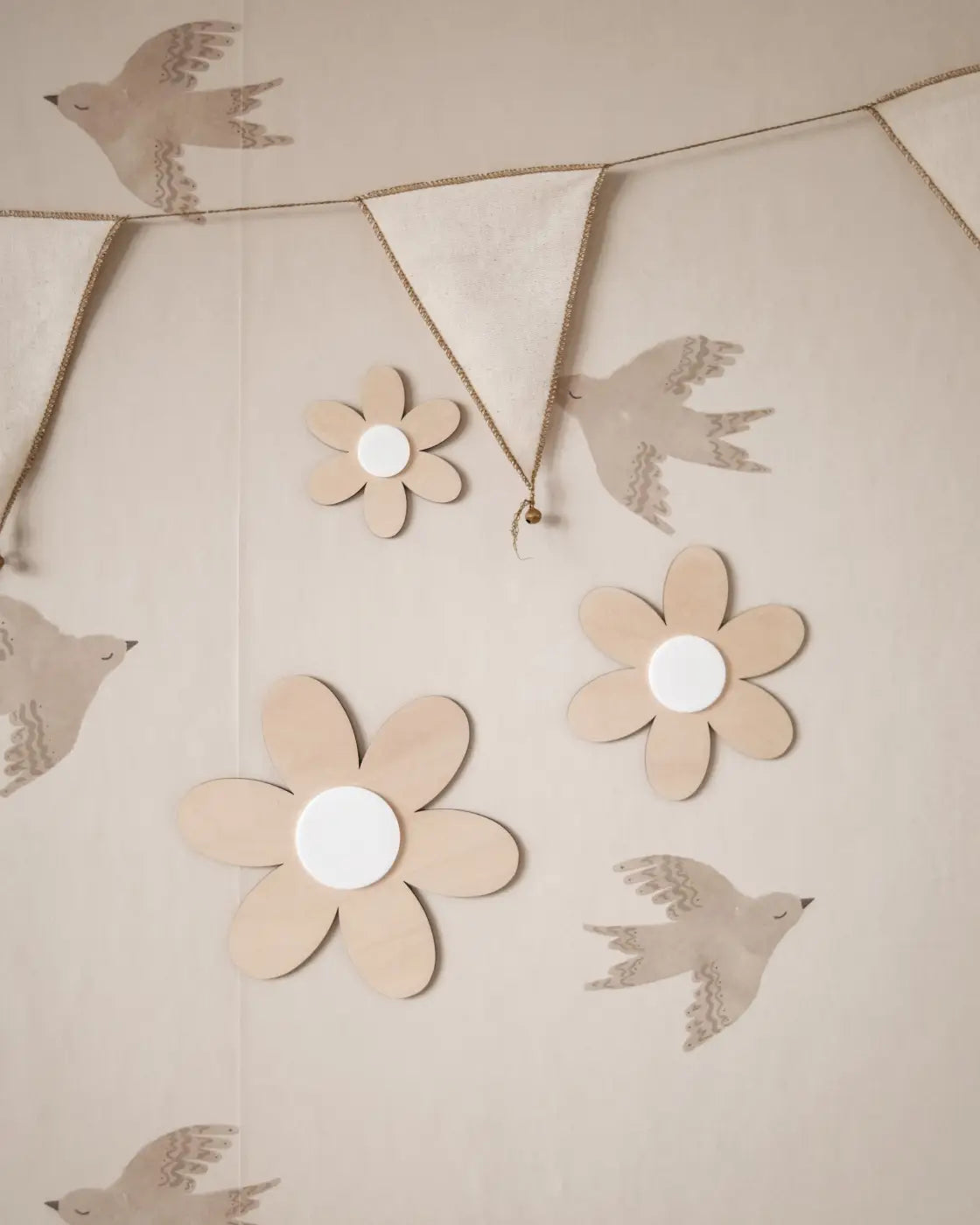 3 Holzblumen Birke Weiß – Elegante Blütenwanddeko fürs Kinderzimmer