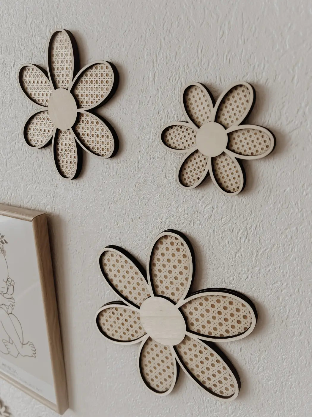 3 Holzblumen mit Rattan Gravur Wanddeko für Kinder- und Babyzimmer - BohoWildflowerVibes