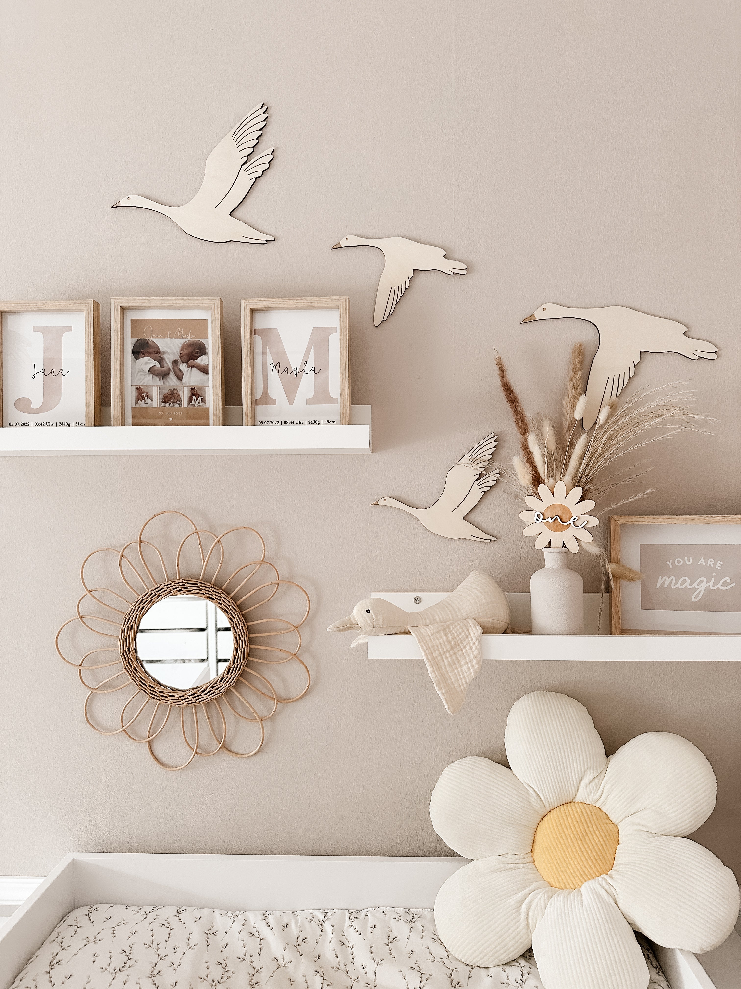 4 Fluggänse aus Holz - graviert