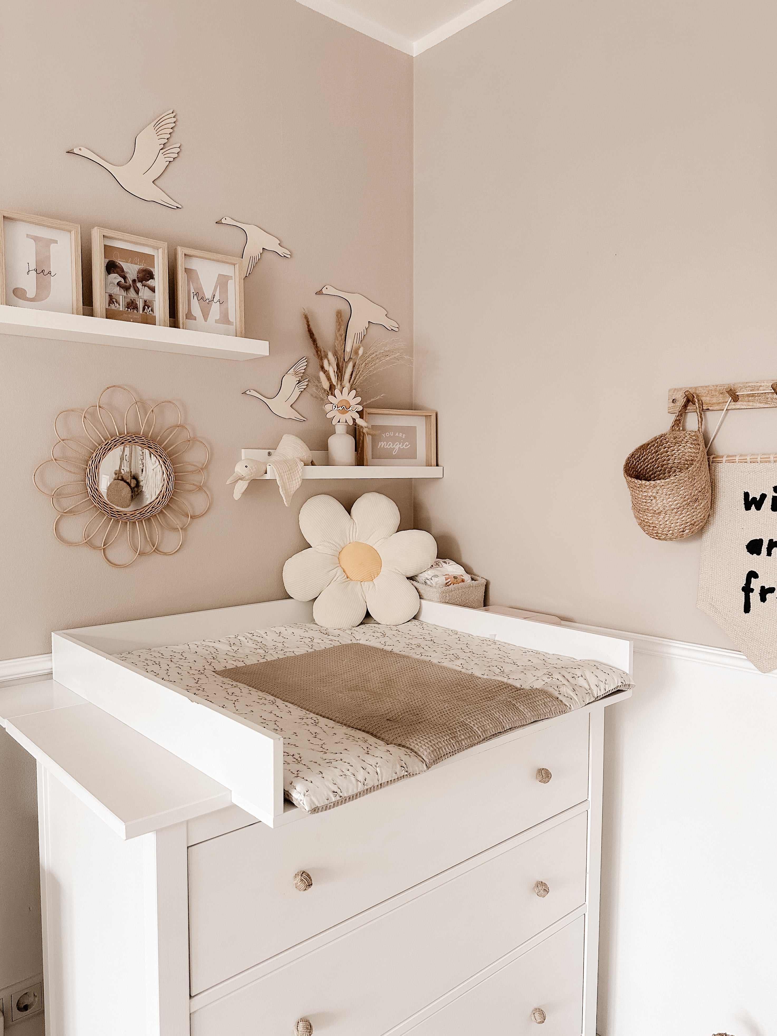 4 Fluggänse aus Holz - graviert