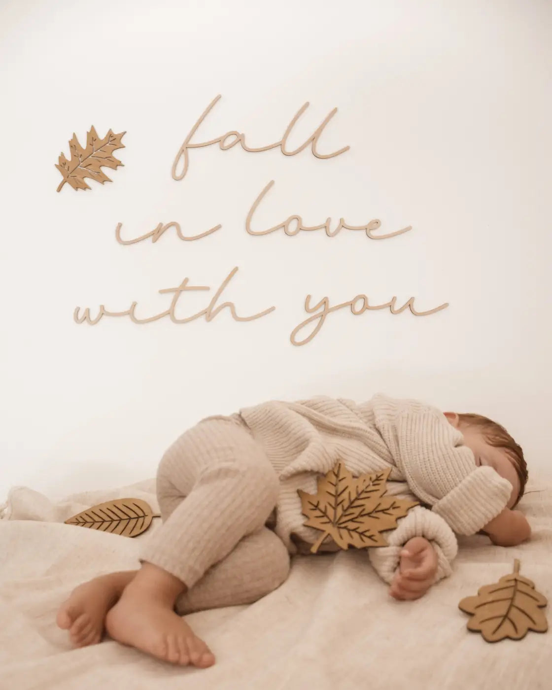 fall in love with you - Schriftzug aus Holz