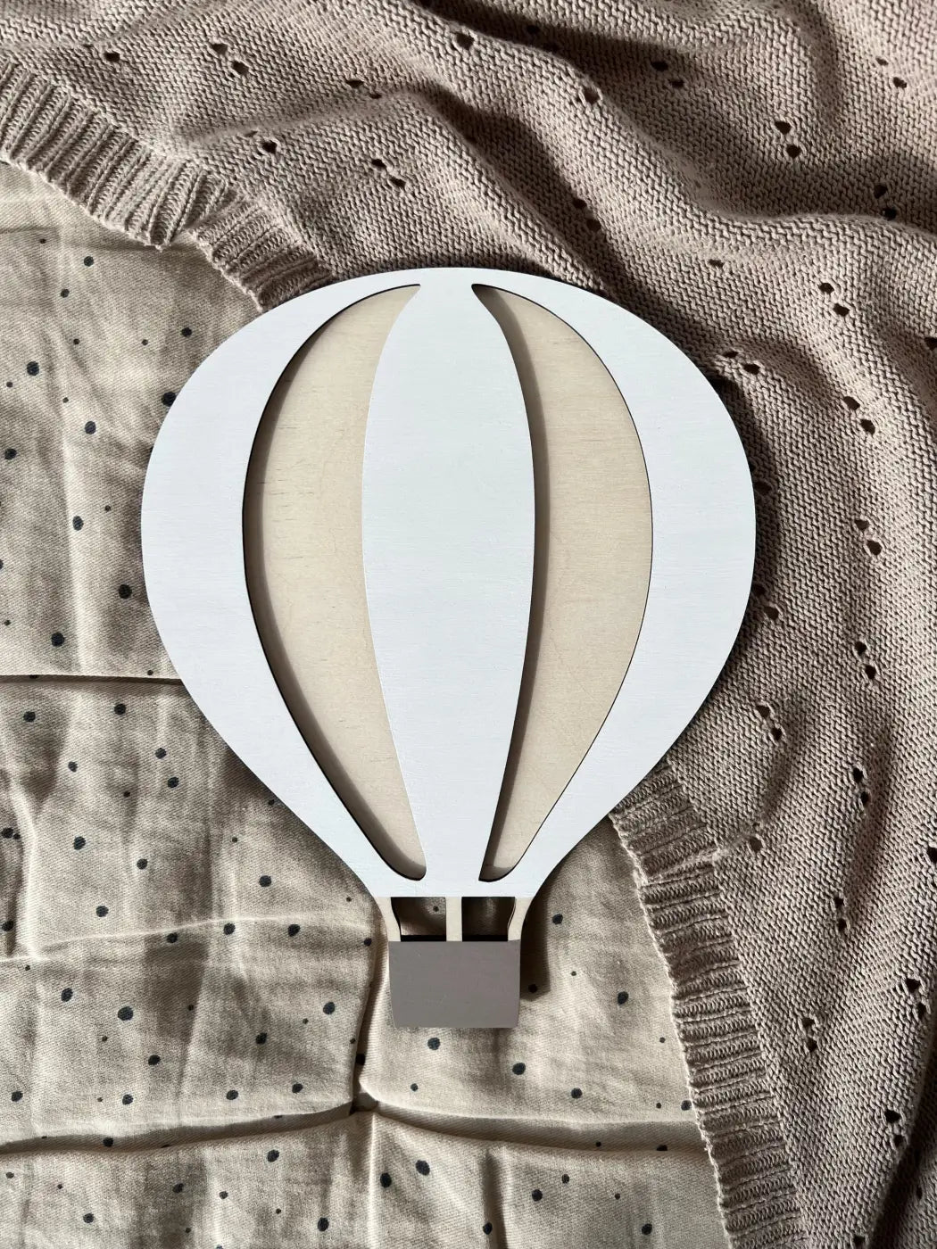 Heißluftballon aus Holz – Wanddeko in Weiß-Birke