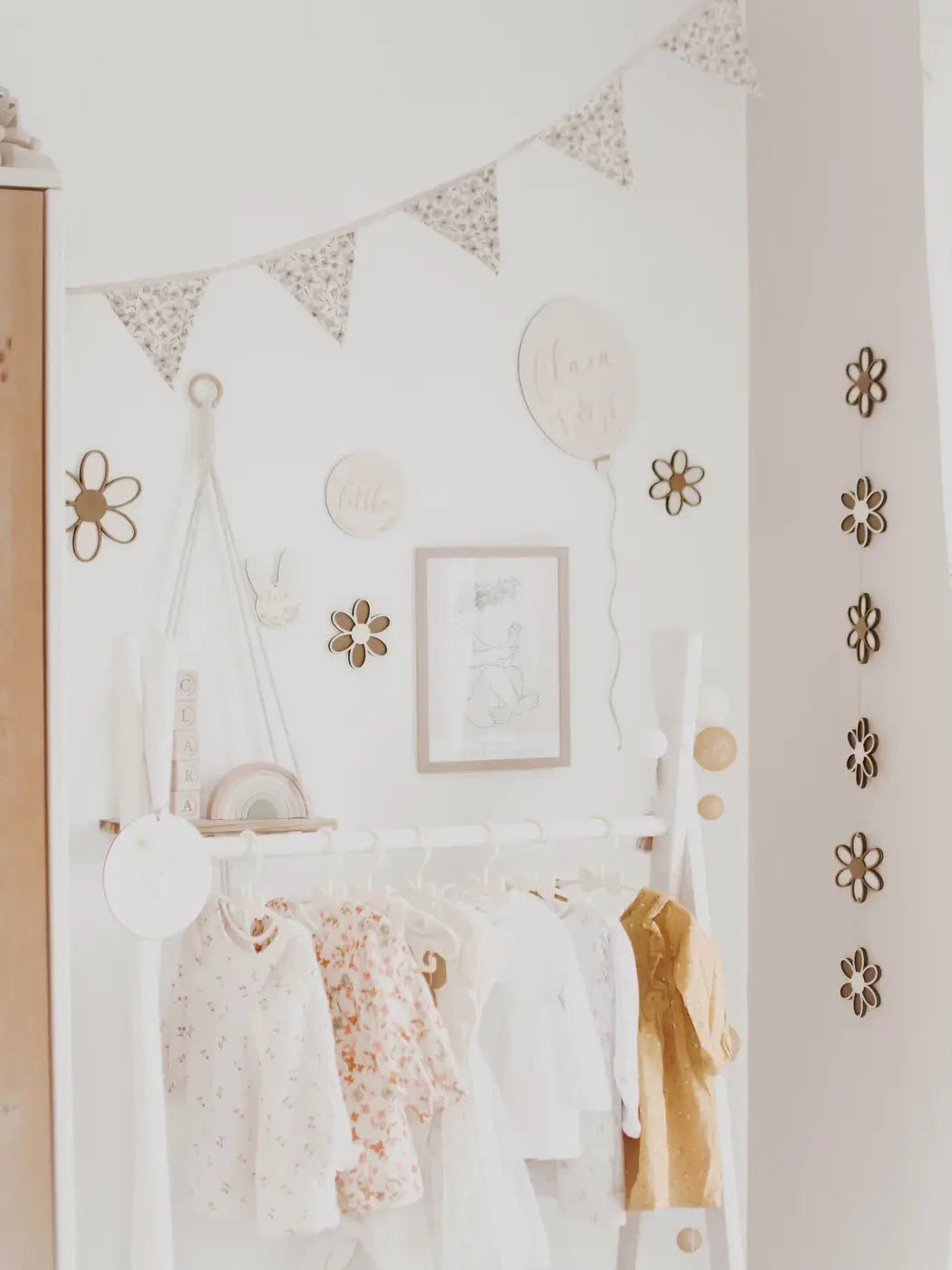 Holzblumen Girlande, Wimpelkette, Dekoration Kinderzimmer und Babyzimmer - BohoWildflowerVibes