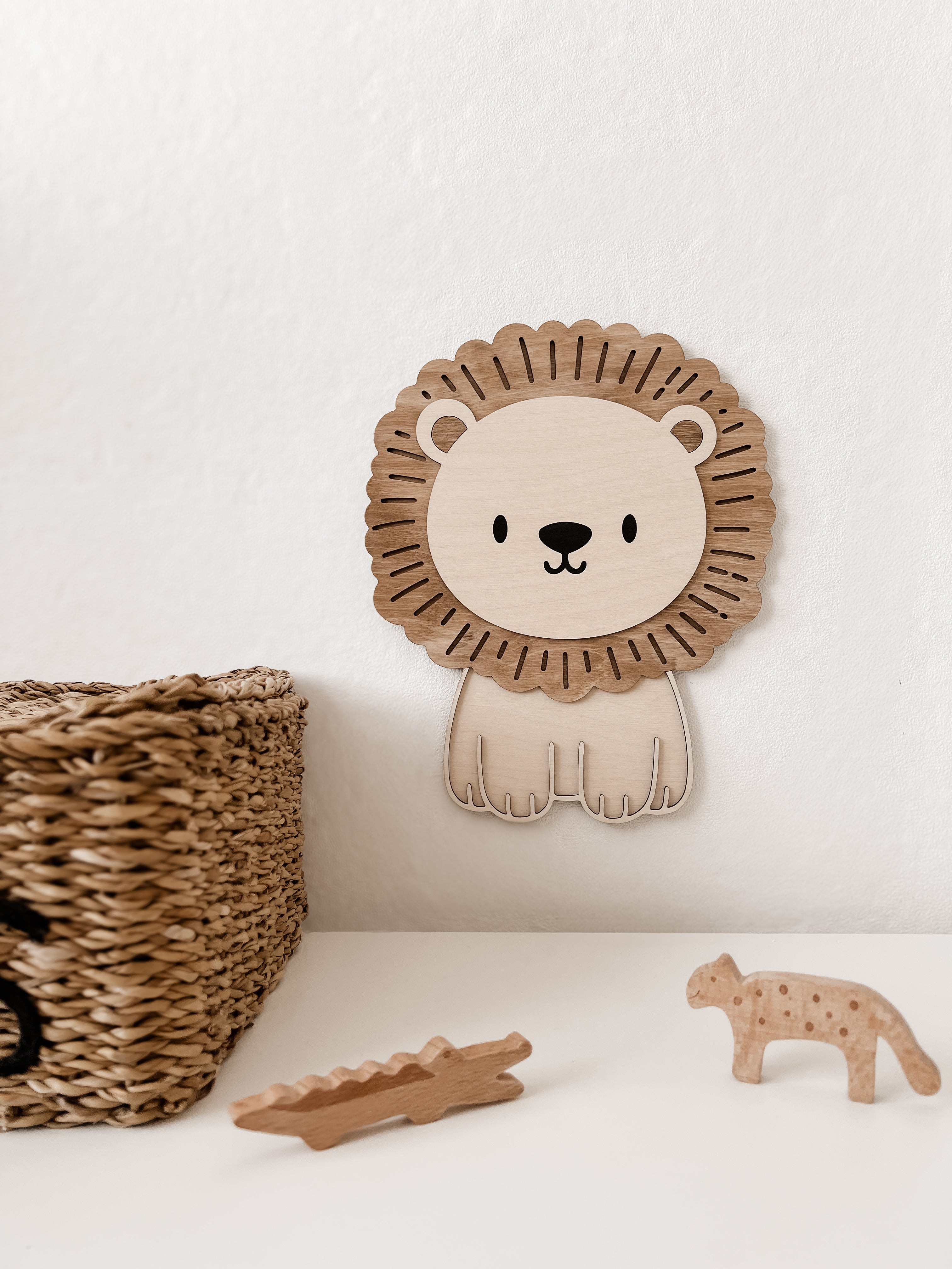 Löwe aus Holz - nussbraun Birke