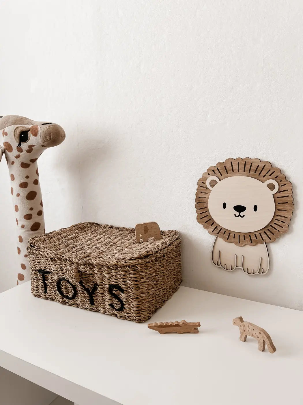 Löwe aus Holz - nussbraun Birke