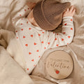 My Cutest Little Valentine Holztafel Rot – Liebevolle Valentinstags-Meilensteinkarte aus Holz