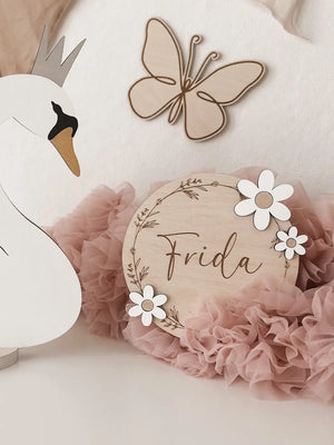 Namenstafel mit Blumen aus Holz in verschiedenen Farben
