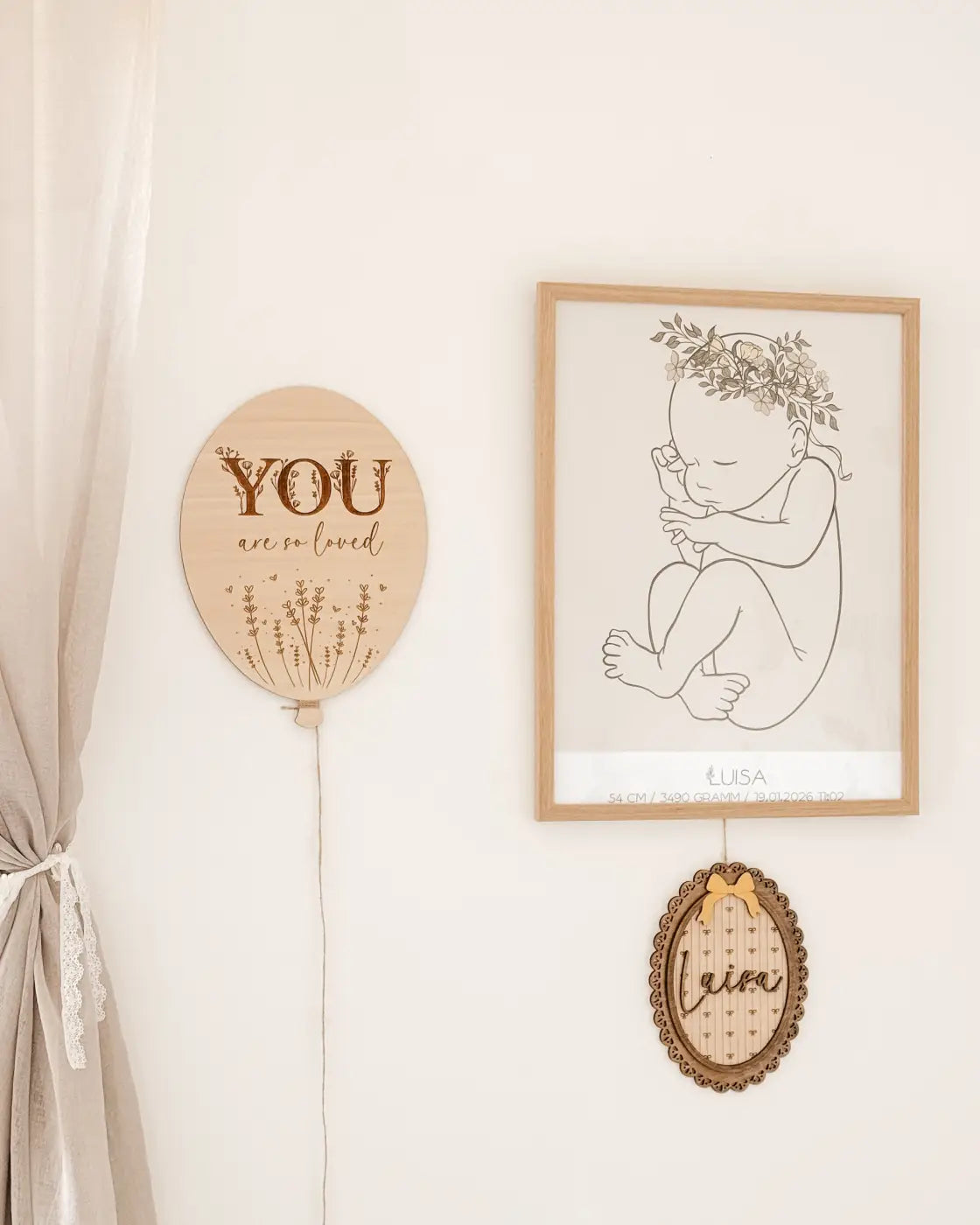 Süße personalisierte holztafel im vintagestil mit ballonform und graviertem blumendesign aus hellem holz