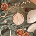 Personalisierte Weihnachtskugel aus Holz mit Name 2026 – Christbaumschmuck mit Acryl-Tannenbaum