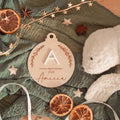 Personalisierte Weihnachtskugel aus Holz mit Name und Acryl-Buchstabe 2026 – Christbaumschmuck