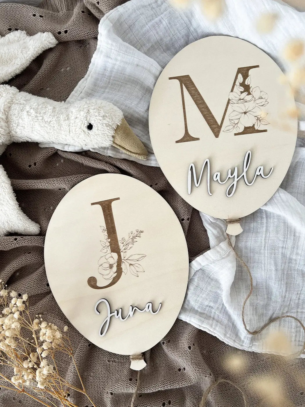 Personalisierter Ballon aus Holz mit Initialen und Namen in verschiedenen Variationen - BohoWildflowerVibes