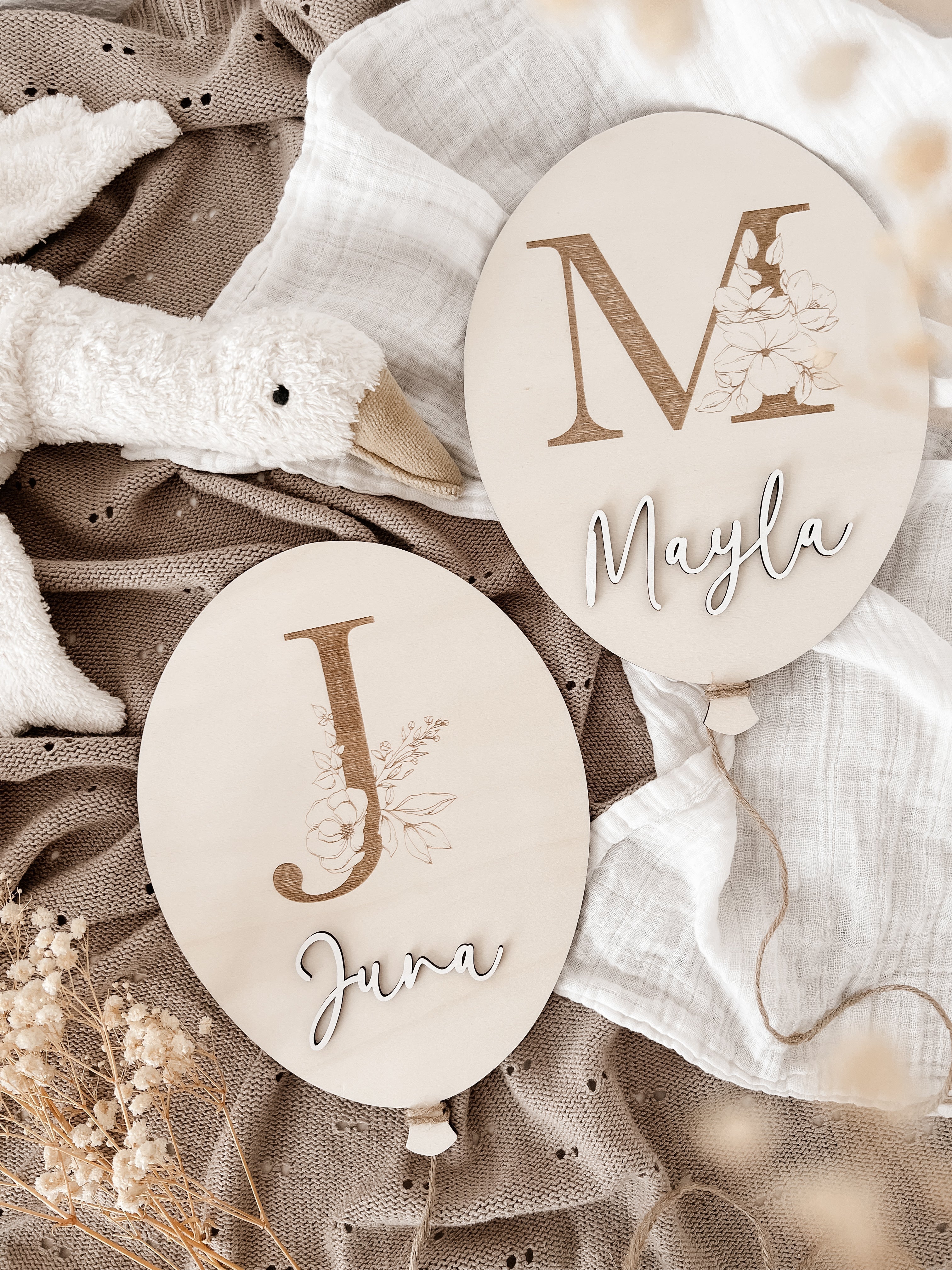 Personalisierter Ballon aus Holz mit Initialen und Namen in verschiedenen Variationen - BohoWildflowerVibes