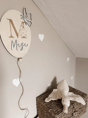 Personalisierter Ballon aus Holz mit Initialen und Namen mit Schmetterling in verschiedenen Variationen - BohoWildflowerVibes