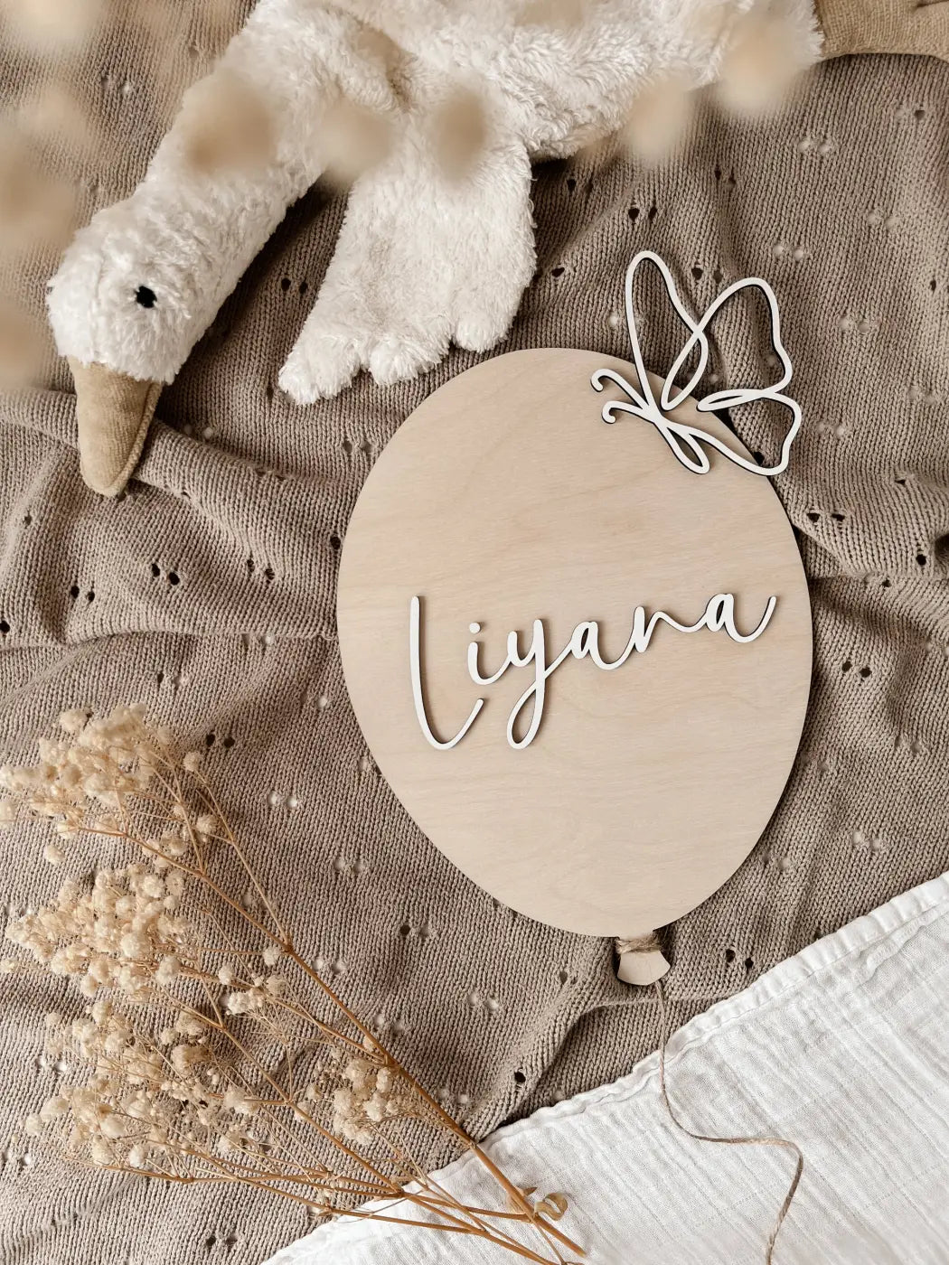 Personalisierter Ballon aus Holz mit Namen und Schmetterling in verschiedenen Variationen - BohoWildflowerVibes