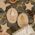 Personalisierter Weihnachtsanhänger aus Holz mit Acryl-Tannenbaum und Name 2026