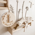 Personalisiertes Holzschild mit Buchstabe - BohoWildflowerVibes