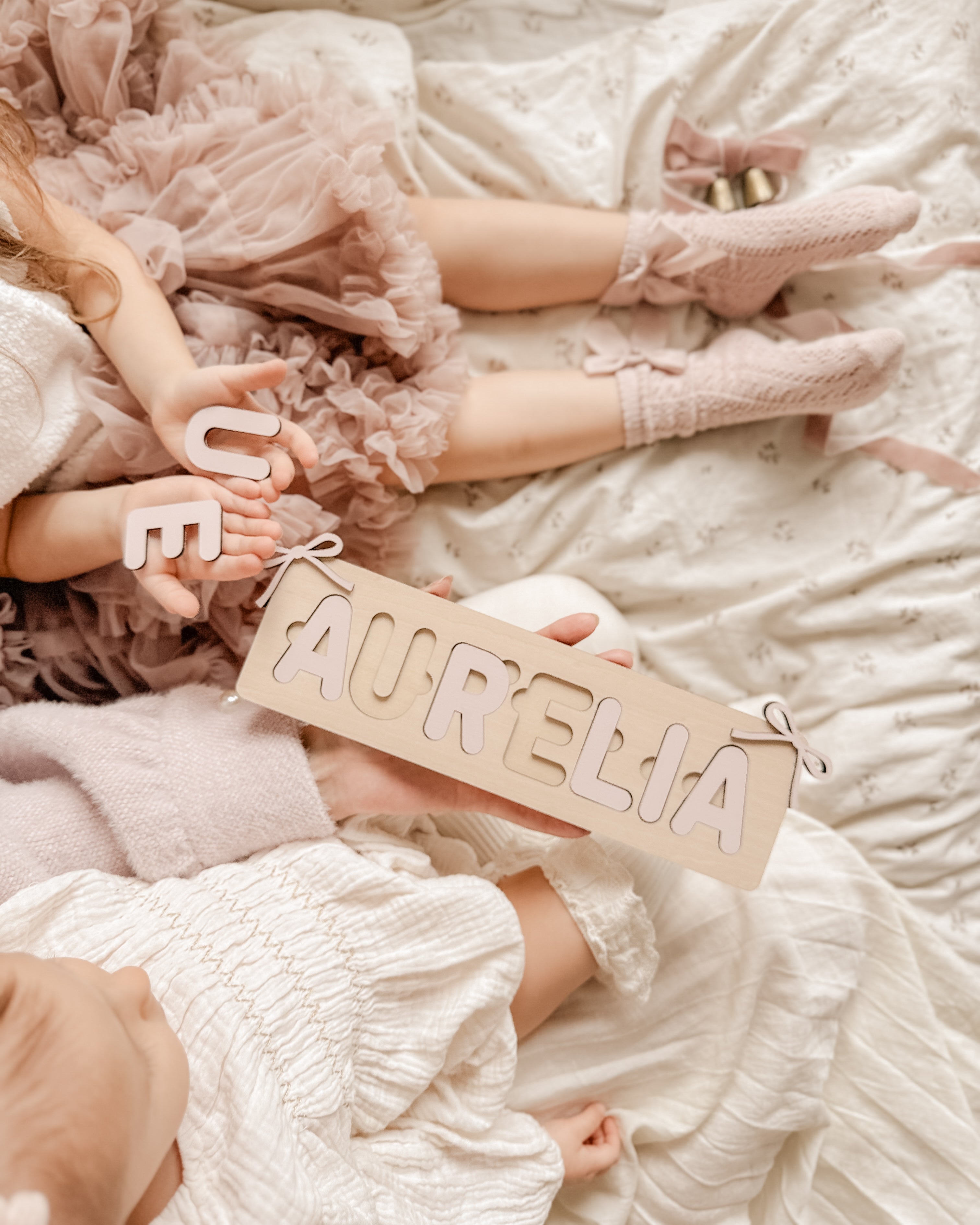 Personalisiertes Steckpuzzle mit Namen und Schleifen - Rosé aus Holz für Kinder ab 3 Jahren