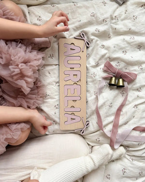 Personalisiertes Steckpuzzle mit Namen und Schleifen - Rosé aus Holz für Kinder ab 3 Jahren mit Gravur
