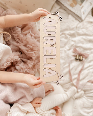 Personalisiertes Steckpuzzle mit Namen und Schleifen - Rosé aus Holz für Kinder ab 3 Jahren mit Gravur