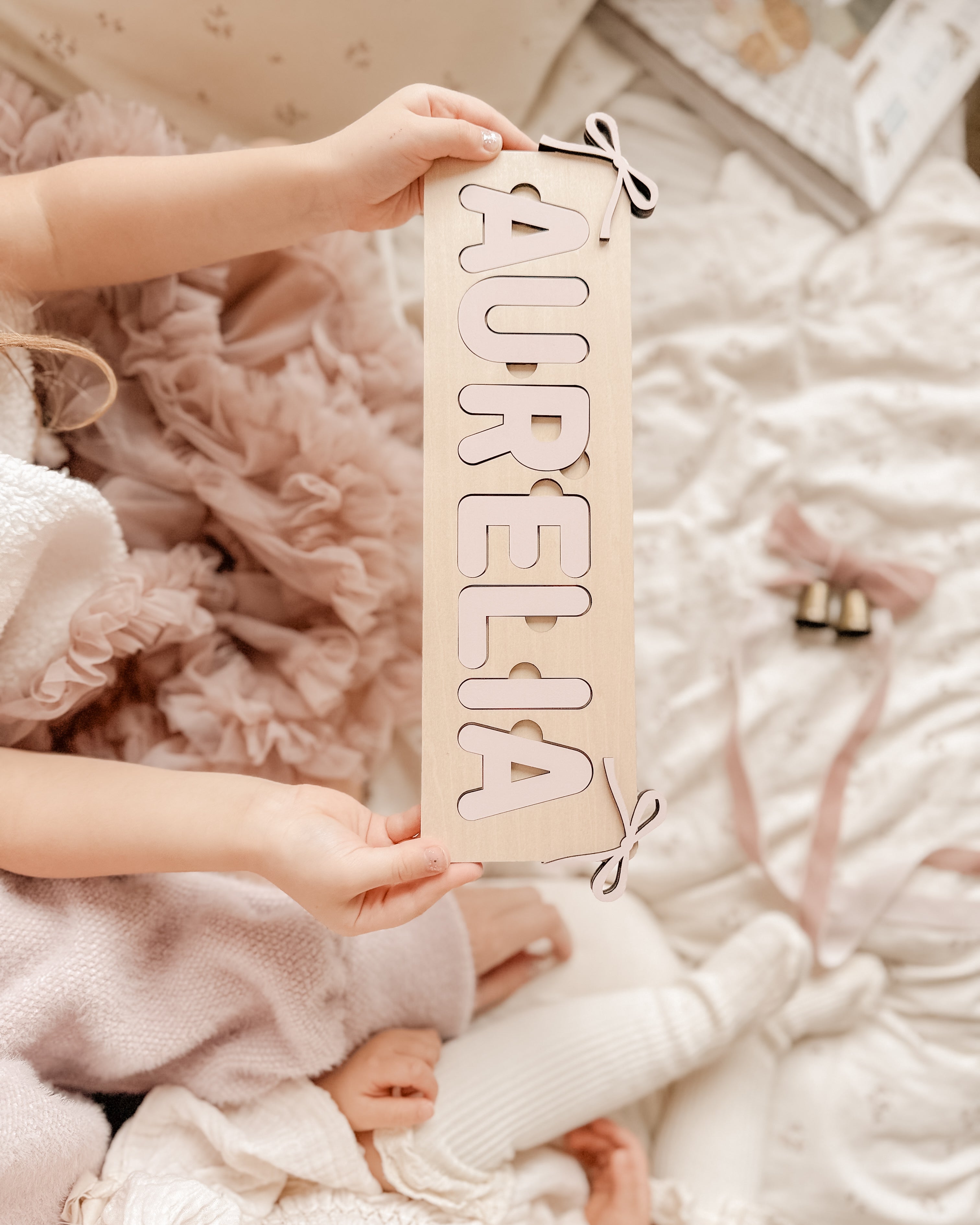 Personalisiertes Steckpuzzle mit Namen und Schleifen - Rosé aus Holz für Kinder ab 3 Jahren mit Gravur