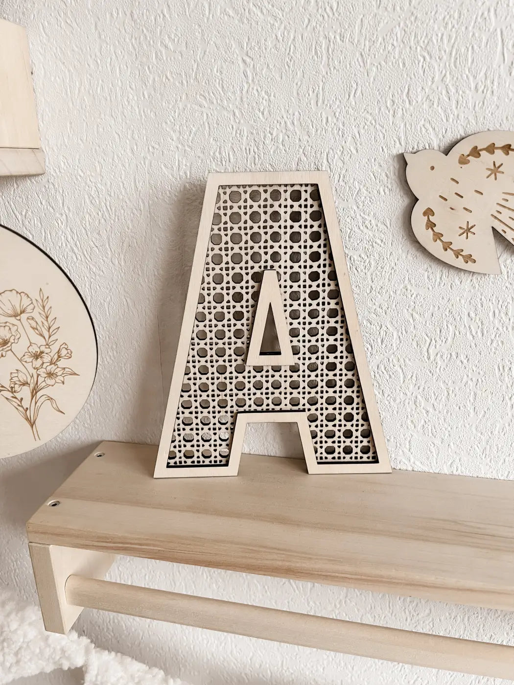Rattan Buchstabe aus Holz, Wanddekoration, Alphabet, Kinderzimmer und Babyzimmer - BohoWildflowerVibes