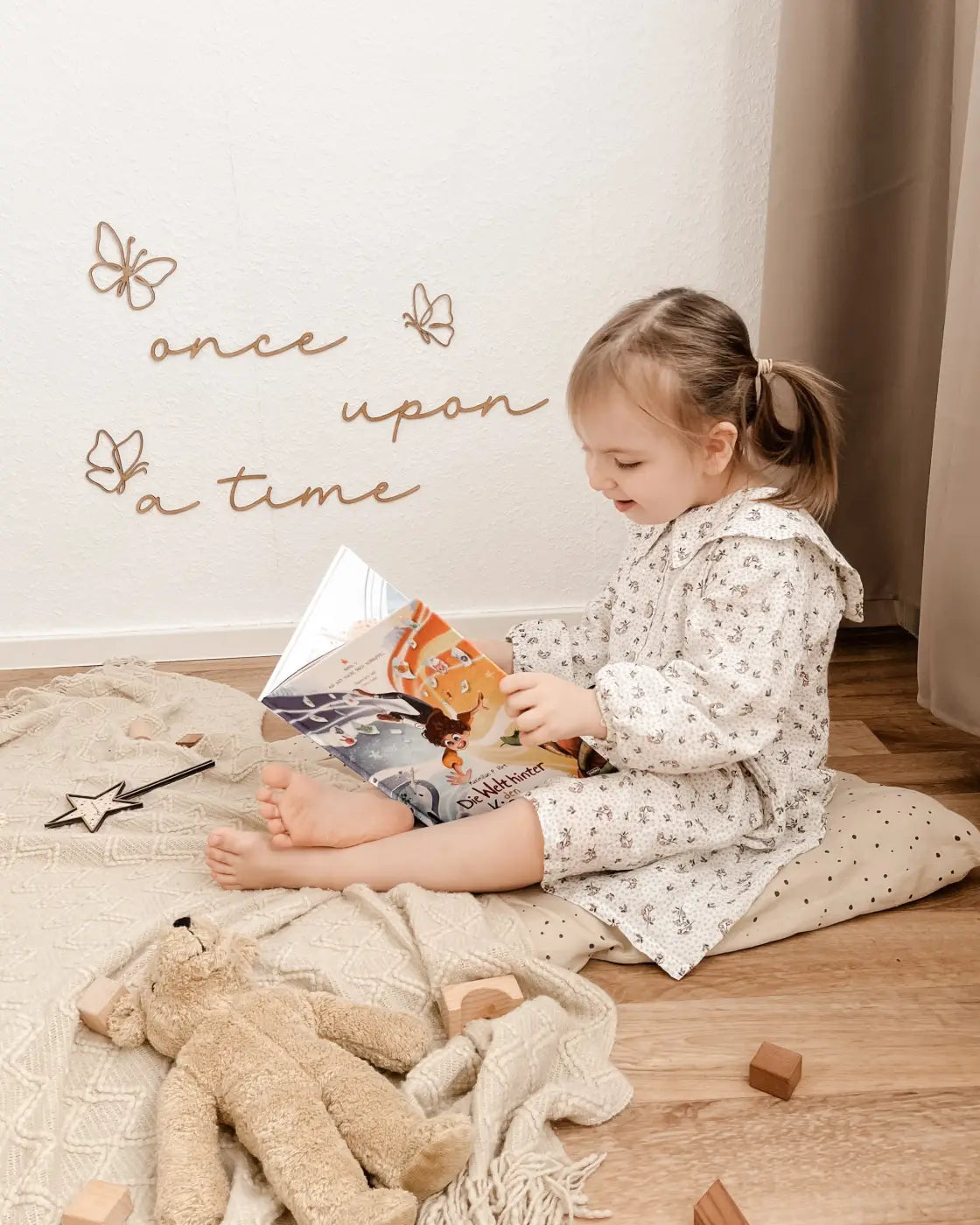 Schriftzug - once upon a time - nussbraun