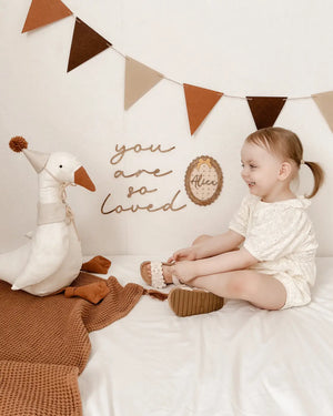 Schriftzug - you are so loved - nussbraun