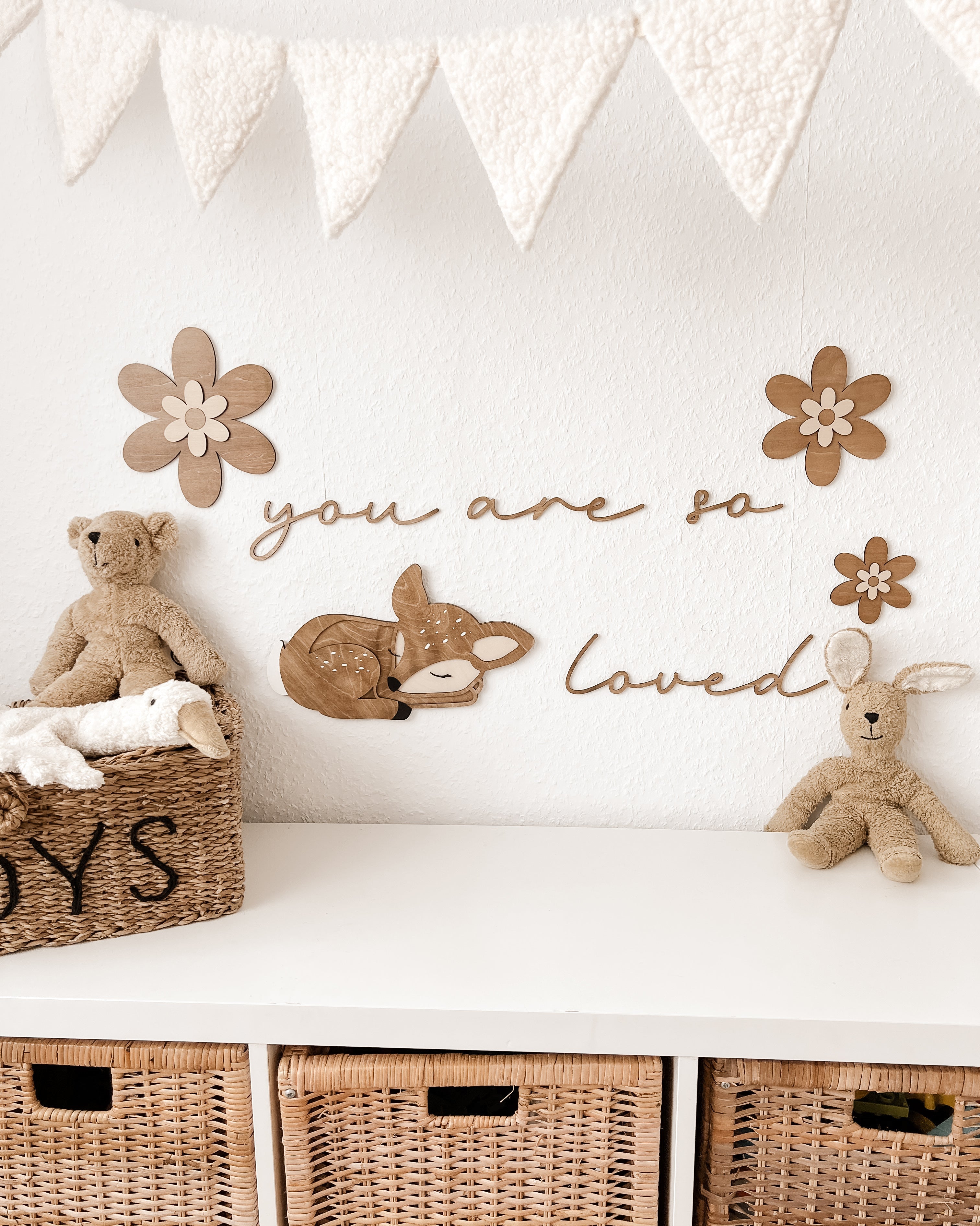 Schriftzug you are so loved nussbraun