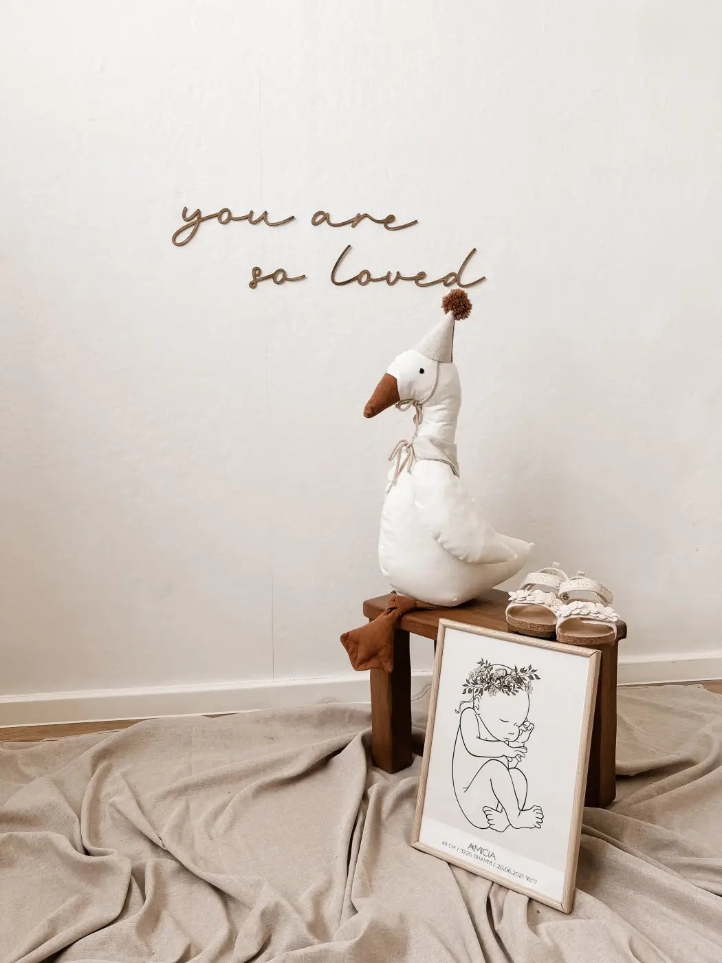 Schriftzug - you are so loved - nussbraun