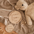 Schulkind Scheibe personalisiert mit Name | Einschulung Holz Geschenk | Gravur Blütenkranz | Schulanfang 2026